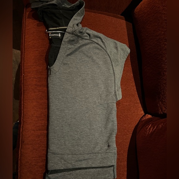 Short sleeve hoodie - Picture 2 of 5